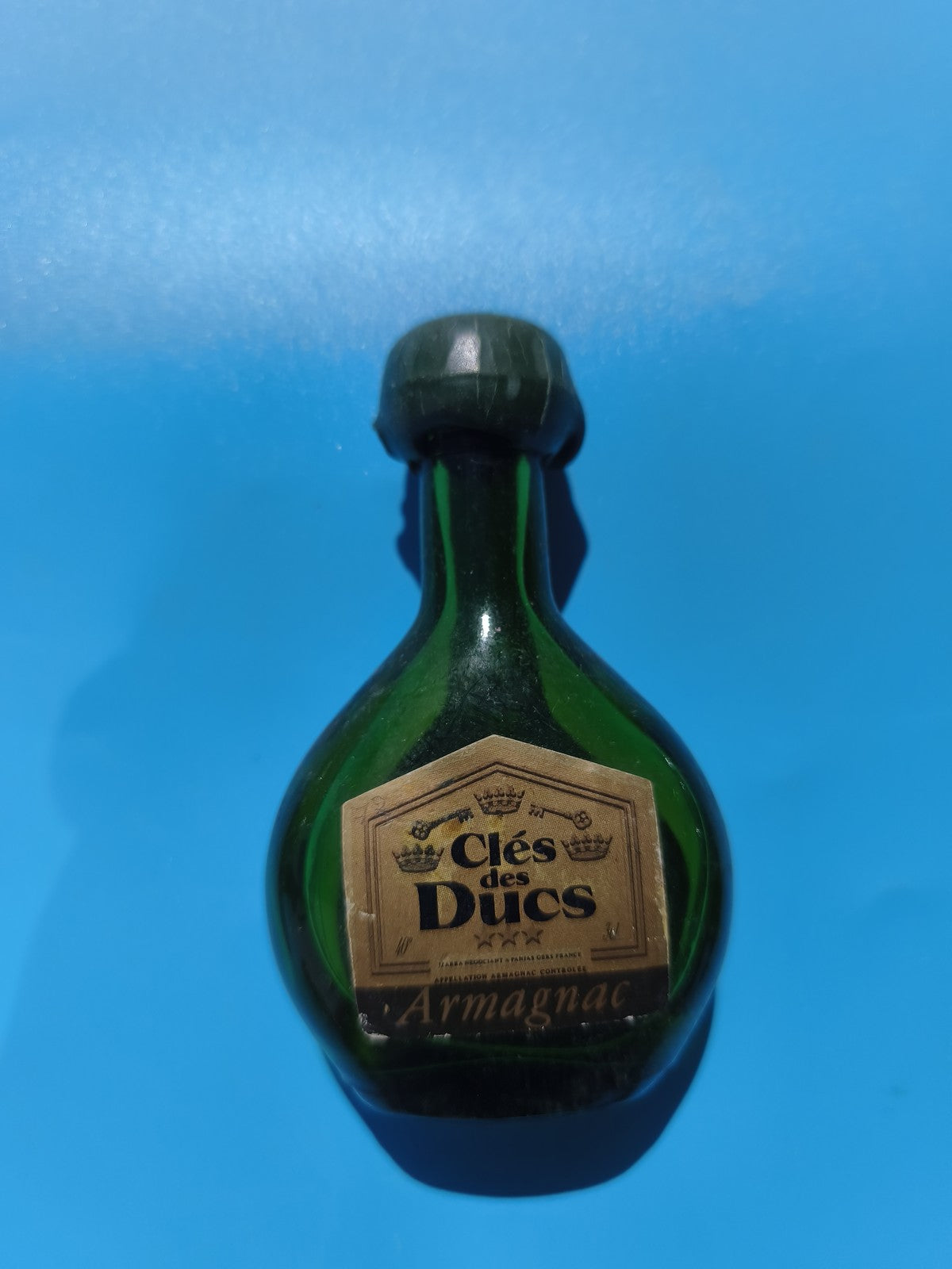 Mignonnette vintage Clés des Ducs Armagnac, bouteille verte ancienne, mi-pleine