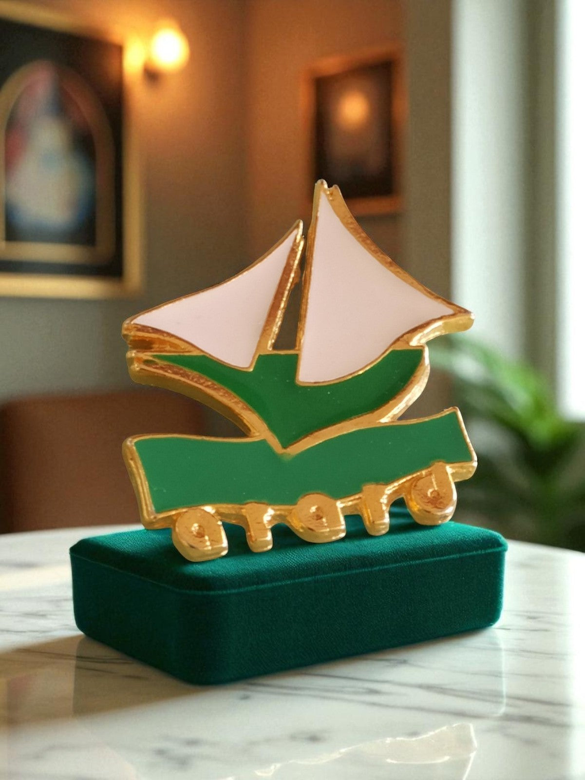 Pin's publicitaire vintage années 80 doré vert Oreal voilier édition limitée