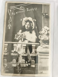 Carte postale ancienne « Mes meilleurs souhaits » fillette chapeau fleurs photo