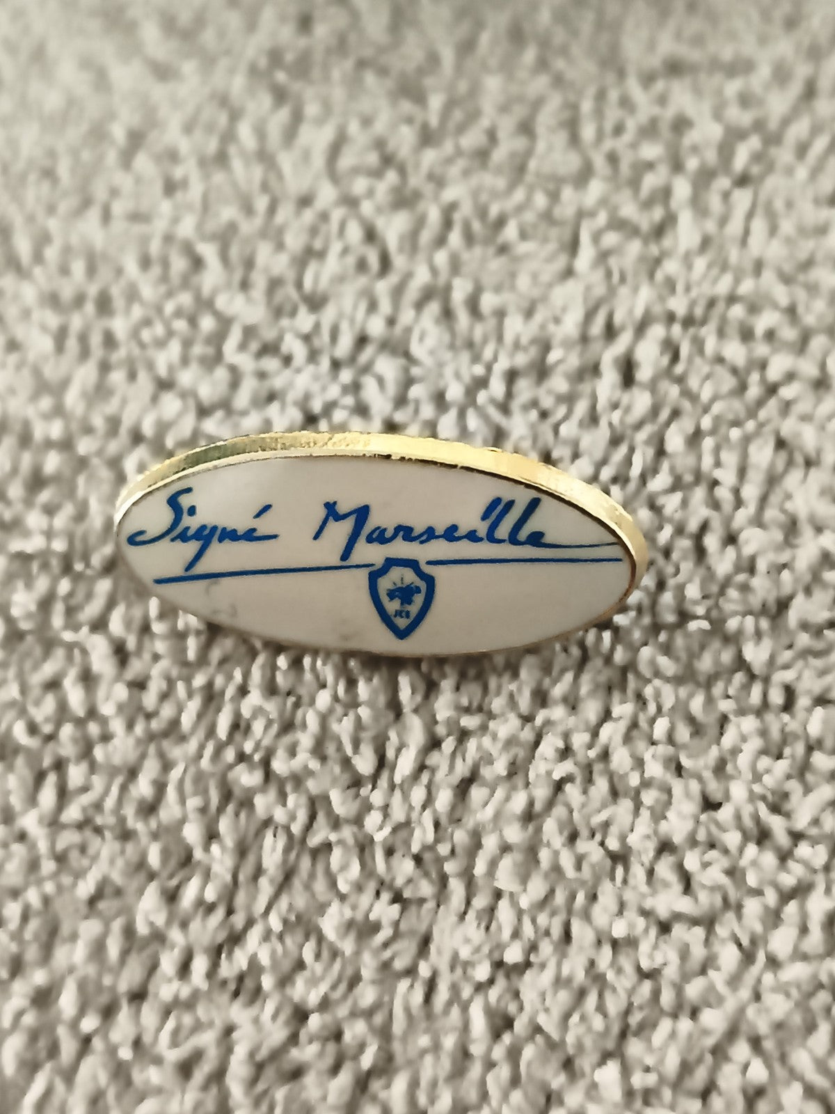 Pin's vintage Signé Marseille JCI émaillé ovale bleu blanc badge rétro