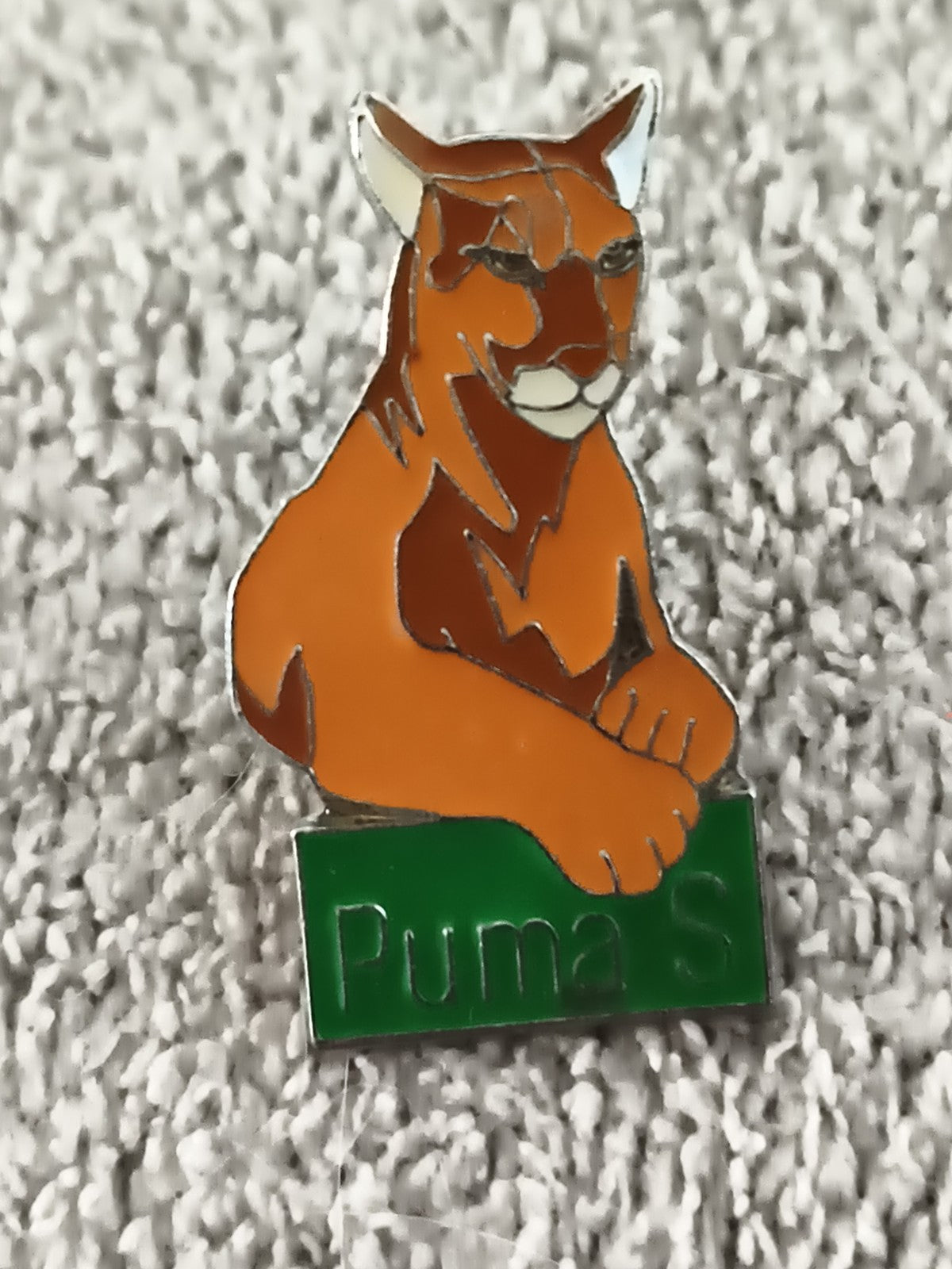 Pin's vintage Puma S émaillé animalier orange marron badge ancien (Ref 3)