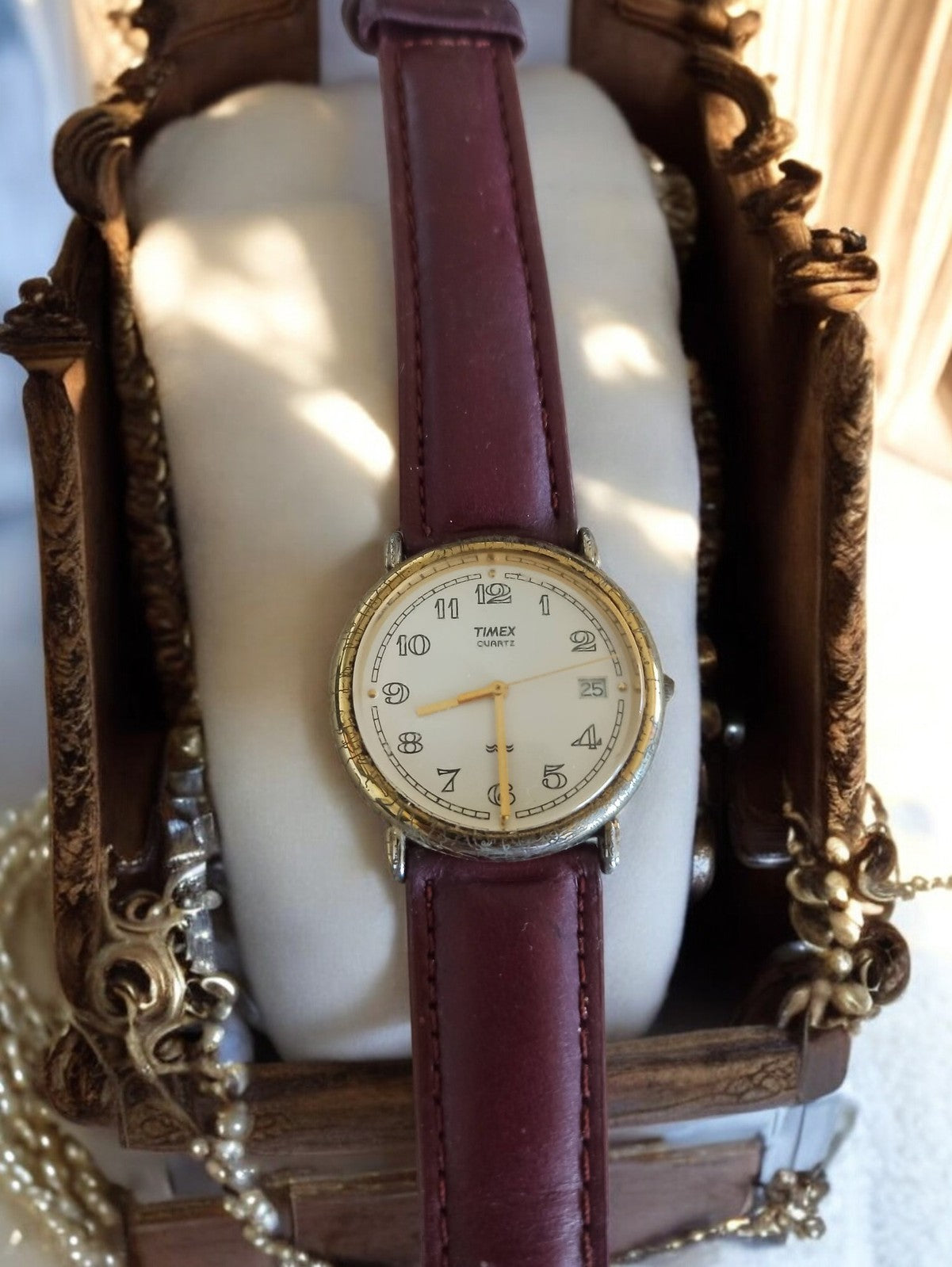 Montre femme vintage Timex quartz cadran blanc bracelet bordeaux non testée