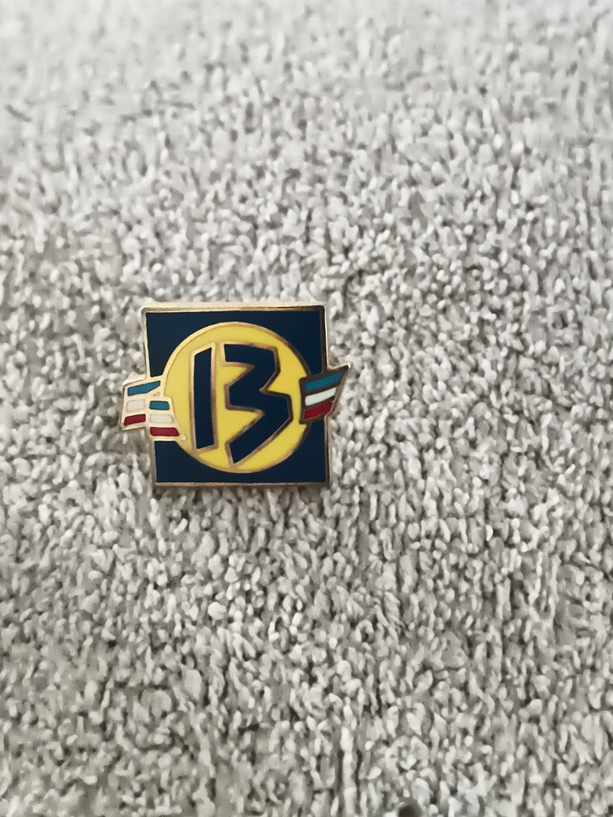 Pin's vintage émaillé 13 bleu jaune style années 80 badge rétro (Ref 10)