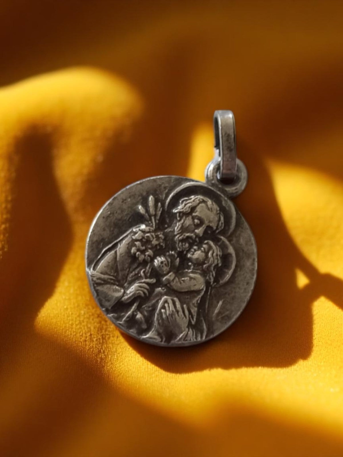 Médaille religieuse catholique vintage petite, motif saint, métal argenté