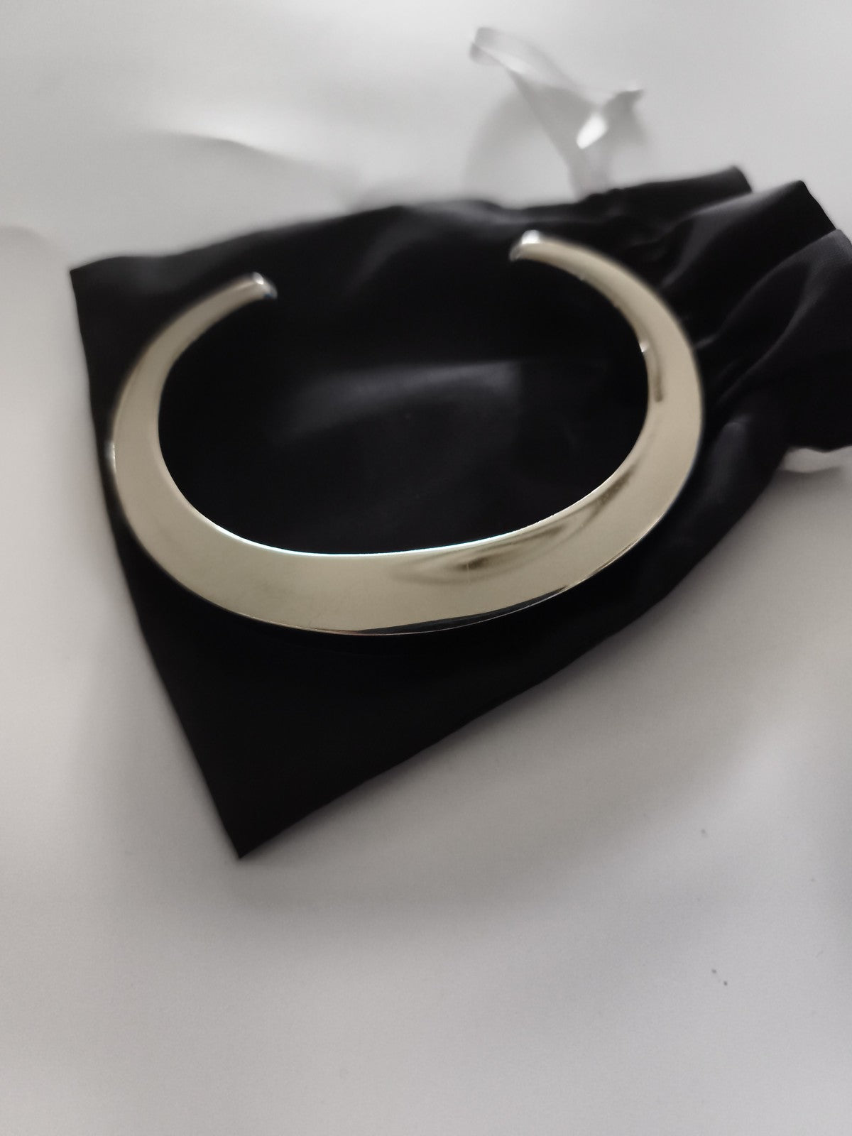 Bracelet jonc vintage aspect métal argenté minimaliste élégant