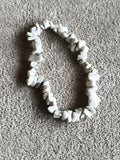 Bracelet pierres naturelles blanc gris, perles irrégulières, élastique