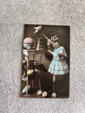CPA Joyeuses Pâques fillette colorisée œufs fleurs style début XXe