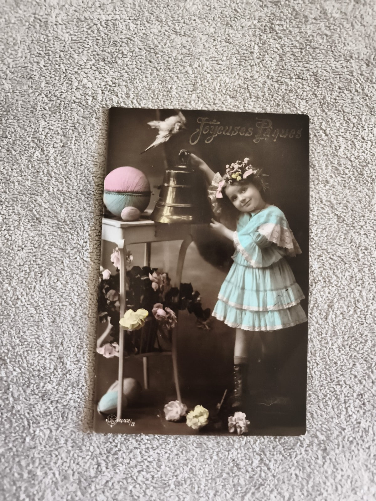 CPA Joyeuses Pâques fillette colorisée œufs fleurs style début XXe
