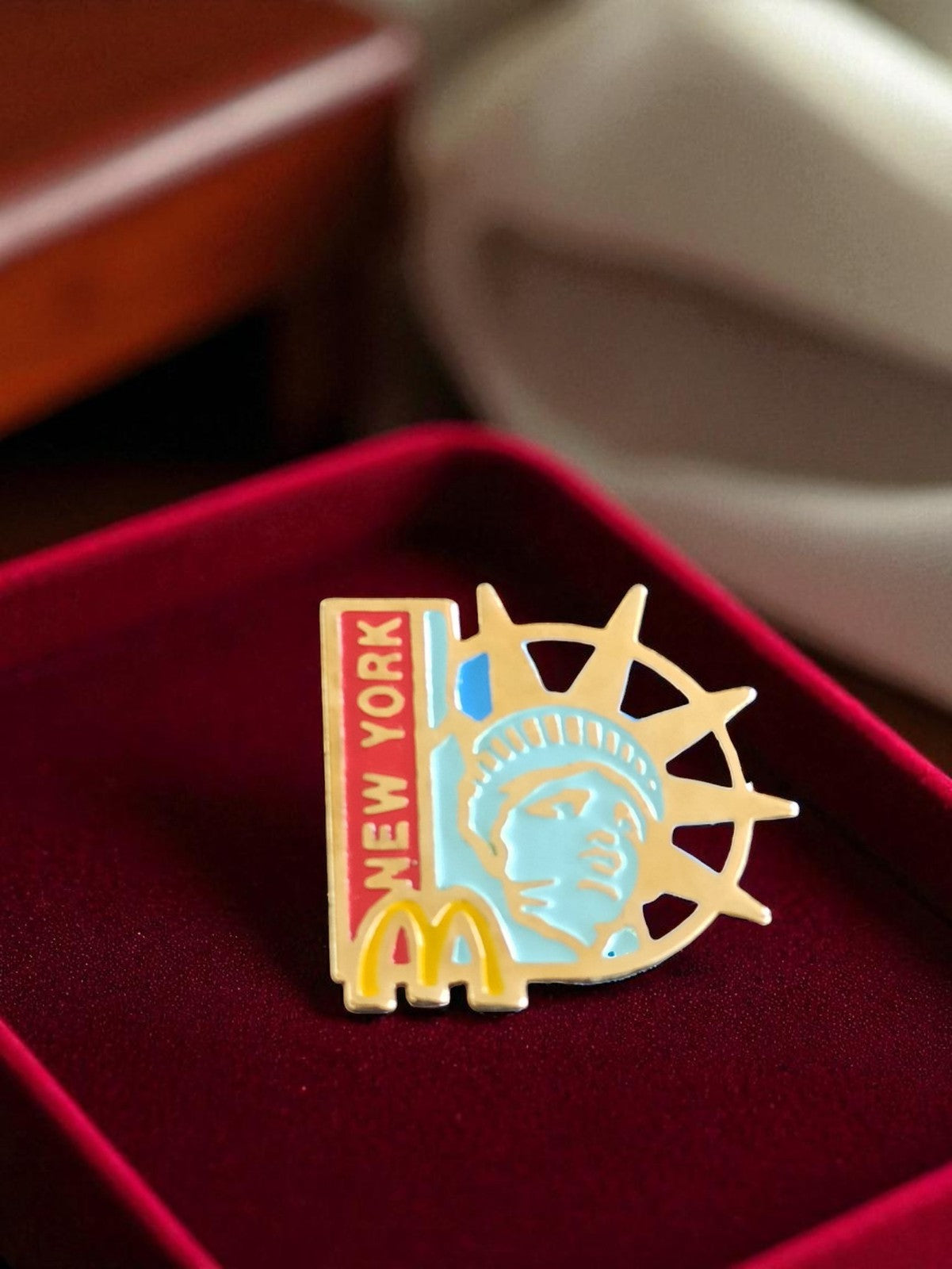 Pin's publicitaire McDonald's New York vintage émail Statue Liberté années 80