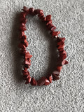 Bracelet chips pierres naturelles rouges, perles irrégulières, élastique