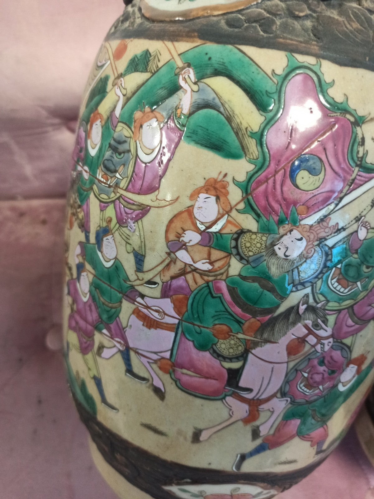 Paire de vases chinois anciens, émaux polychromes, dragons en relief, vintage