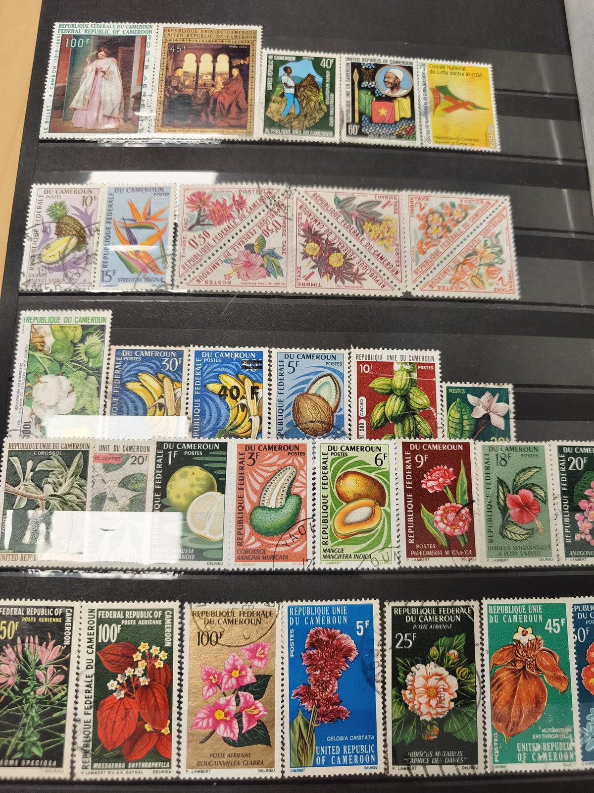 Lot de timbres du Cameroun motifs fleurs fruits personnages oiseaux (support non