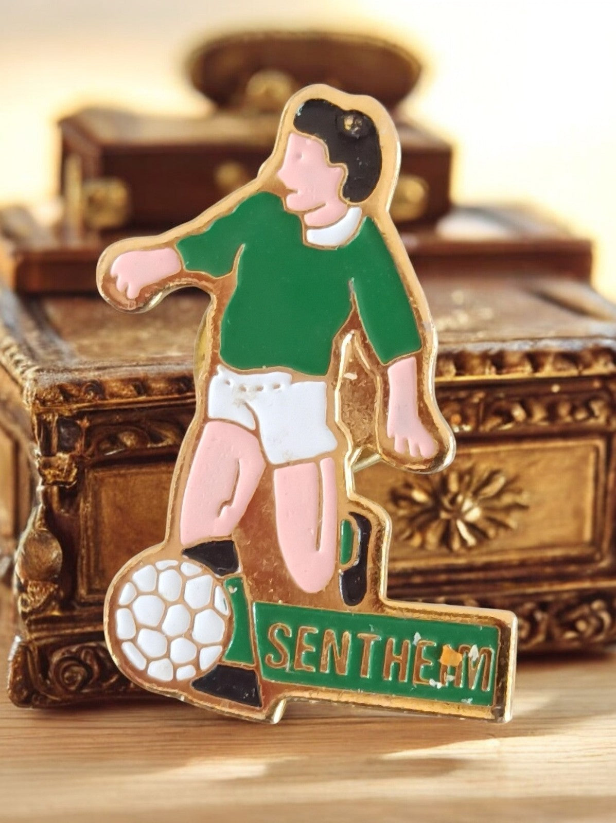 Pin's joueur football Sentheim émaillé ancien, badge vintage foot rare