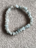 Bracelet élastique pierres naturelles bleu clair, perles irrégulières minéraux