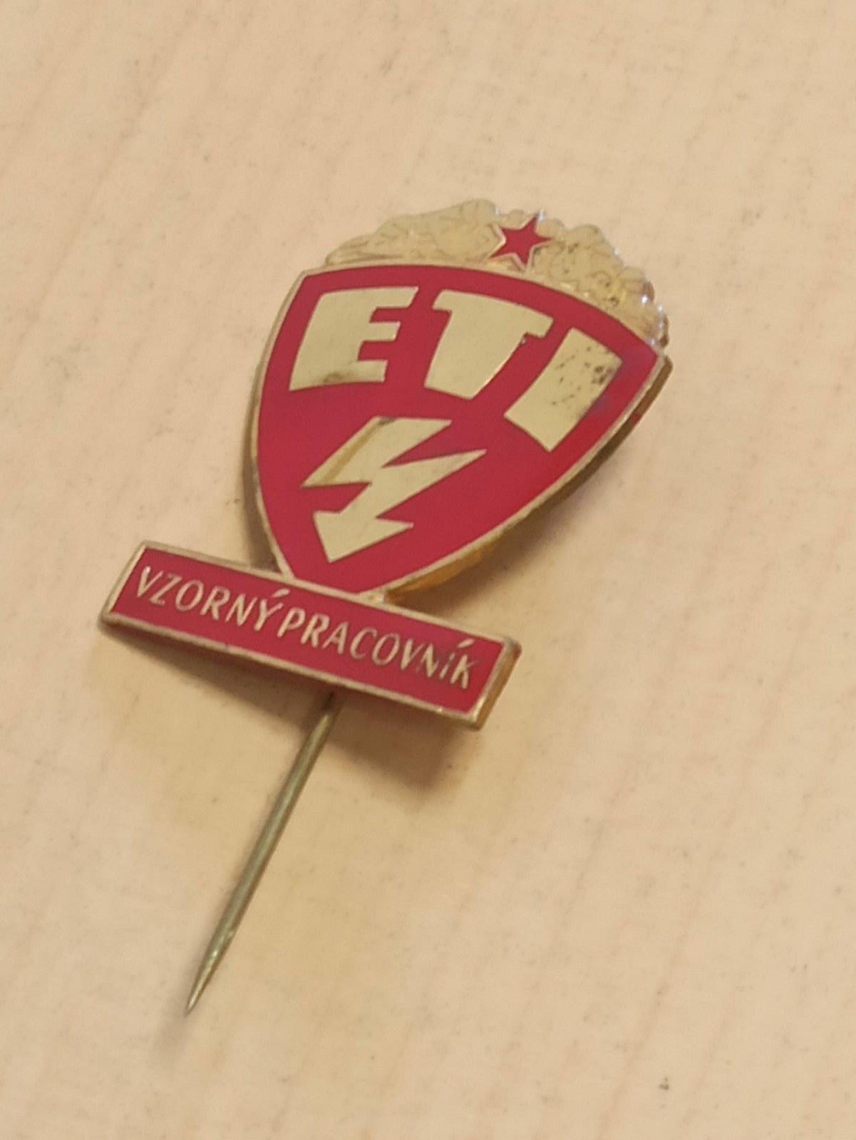 Broche insigne vintage soviétique ETI Vzorný Pracovník URSS rouge émail