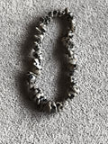 Bracelet pierres naturelles tachetées noir blanc, chips, élastique souple