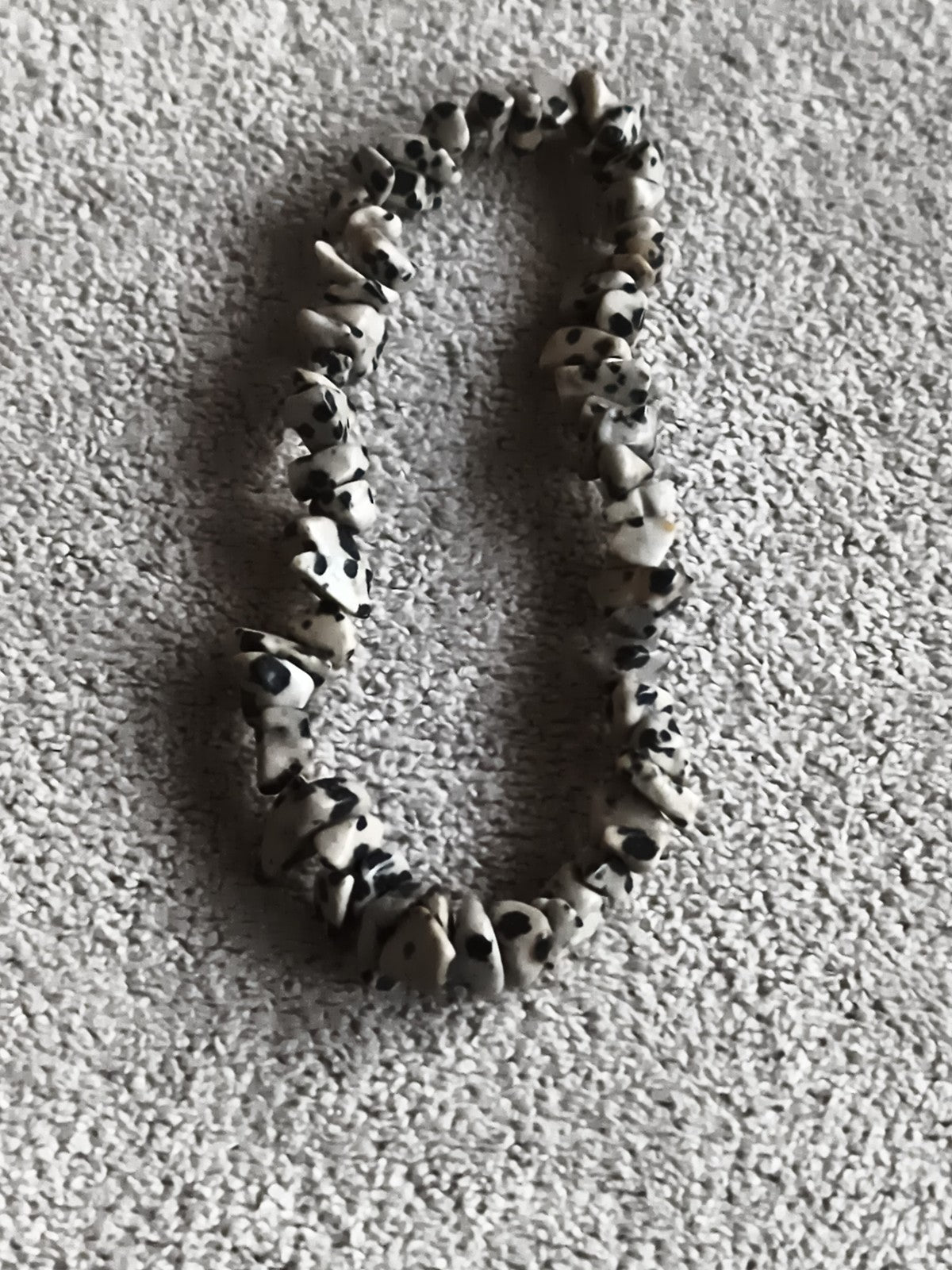 Bracelet pierres naturelles tachetées noir blanc, chips, élastique souple