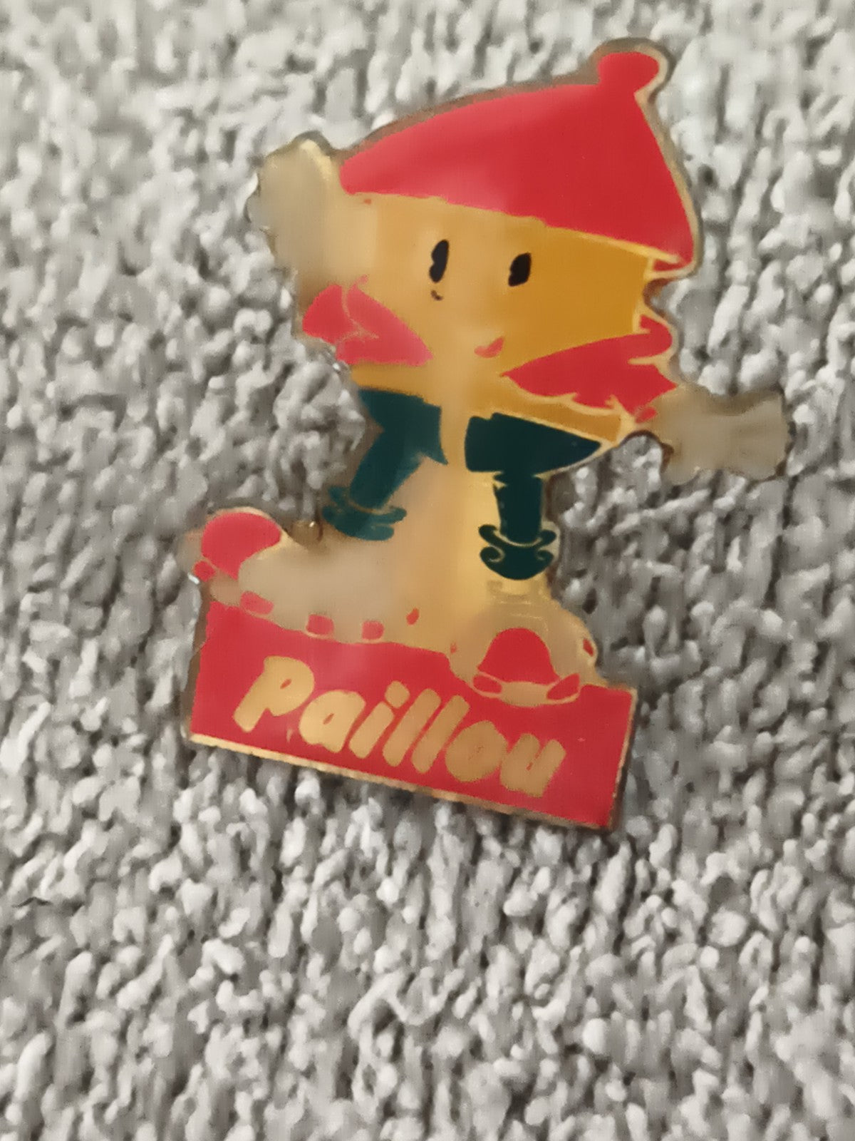 Pin's vintage Paillou figurine émaillée rouge vert personnage ancien (Ref 10)