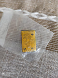 Pin's ancien Covipa Vieux Papiers jaune, badge vintage rectangulaire