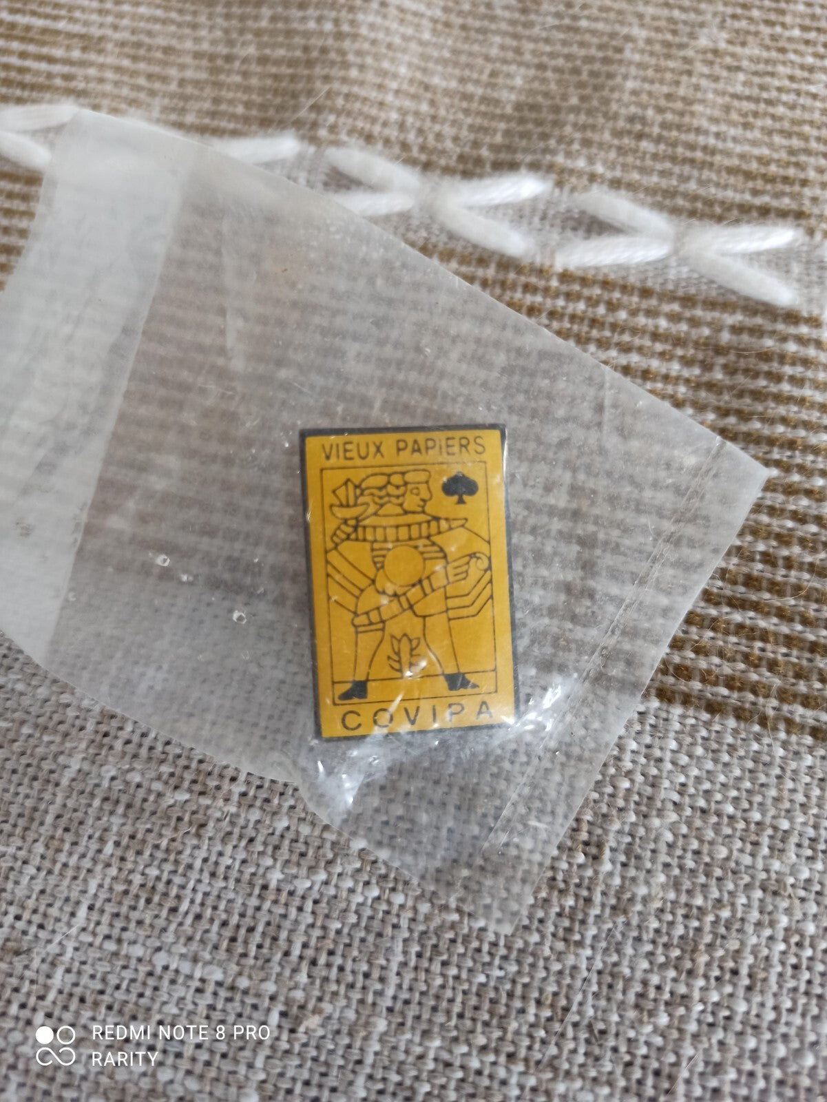 Pin's ancien Covipa Vieux Papiers jaune, badge vintage rectangulaire