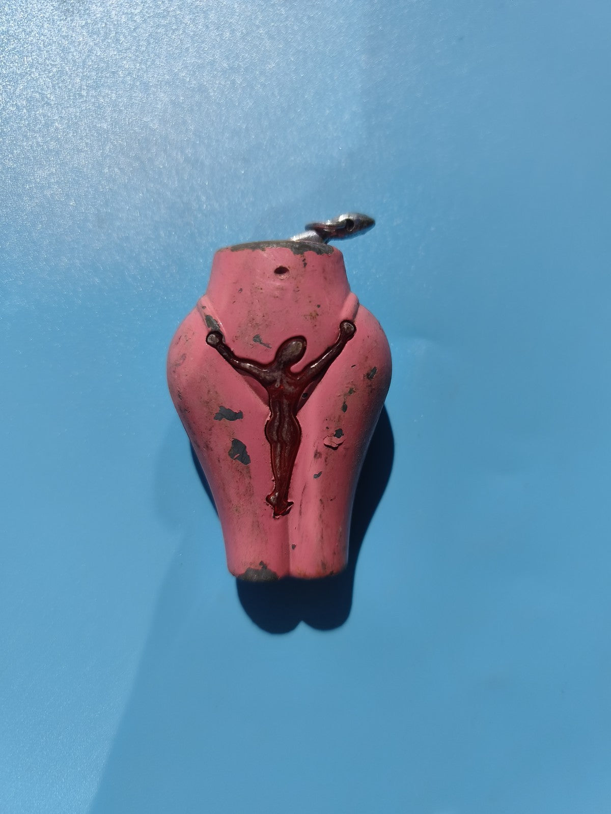 Ancien briquet publicitaire rose, forme buste femme, à restaurer, collection