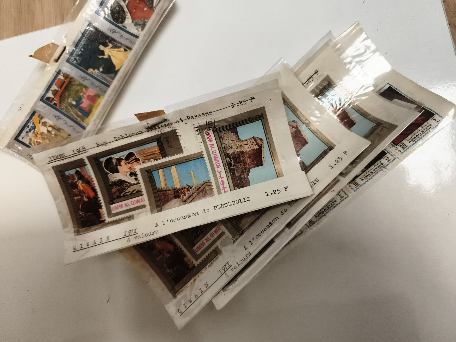 Lot ancien de timbres du monde, ensembles variés en pochettes, collection vintag