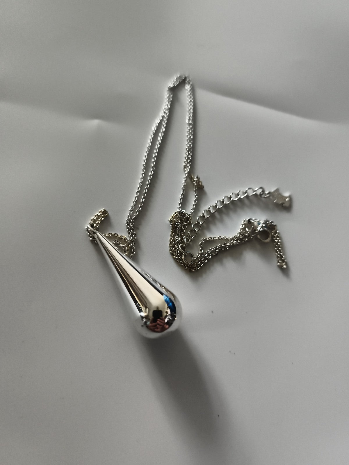 Collier pendentif goutte finition argentée chaîne fine moderne