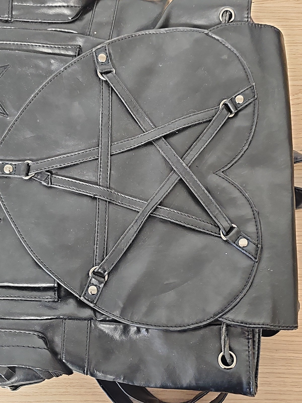 Sac à dos gothique Banned noir pentagramme femme cœur steetwear alternatif