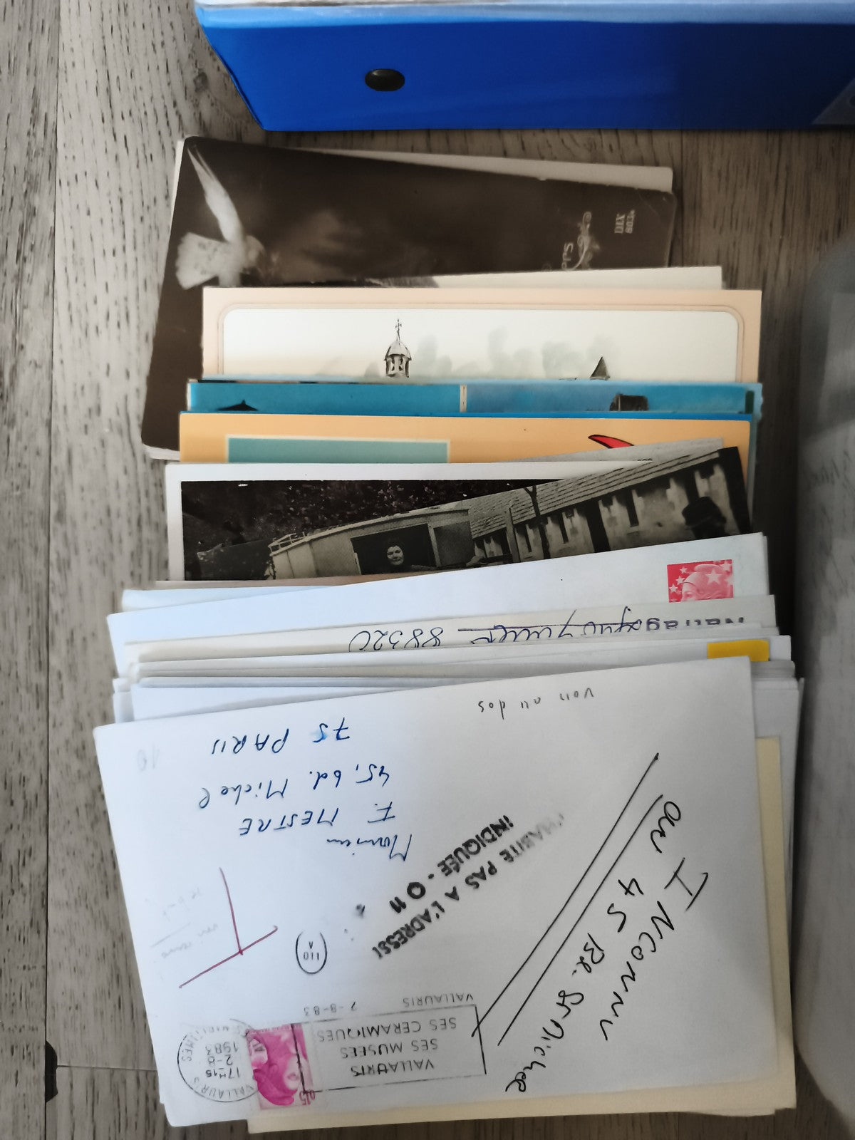 Lot de classeurs philatélie Memoris et boîtes de rangement papiers