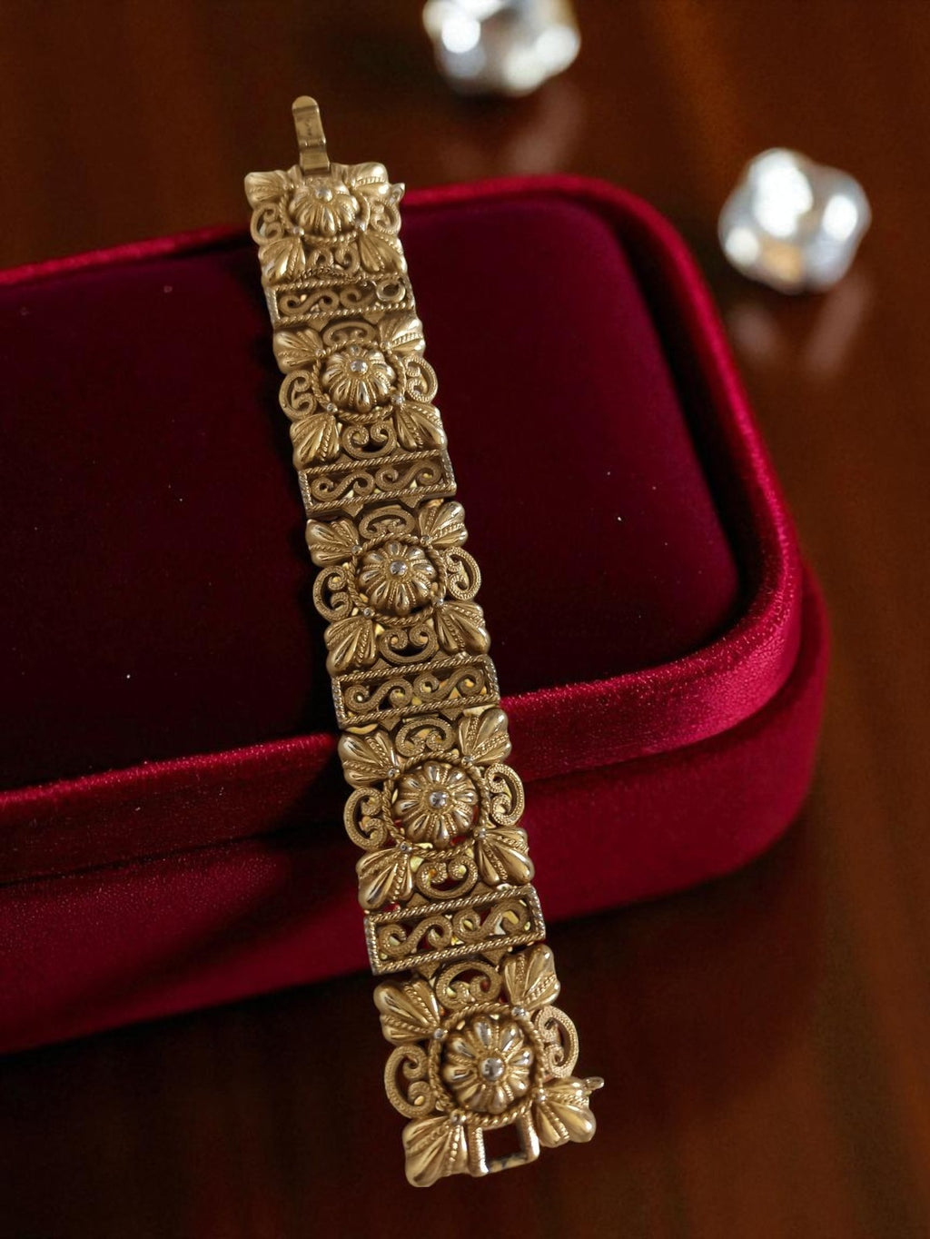 Bracelet large vintage plaqué or ajouré motif floral rétro élégant