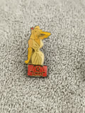 Pin's vintage Quick femme blonde robe blanche logo Omega années 90