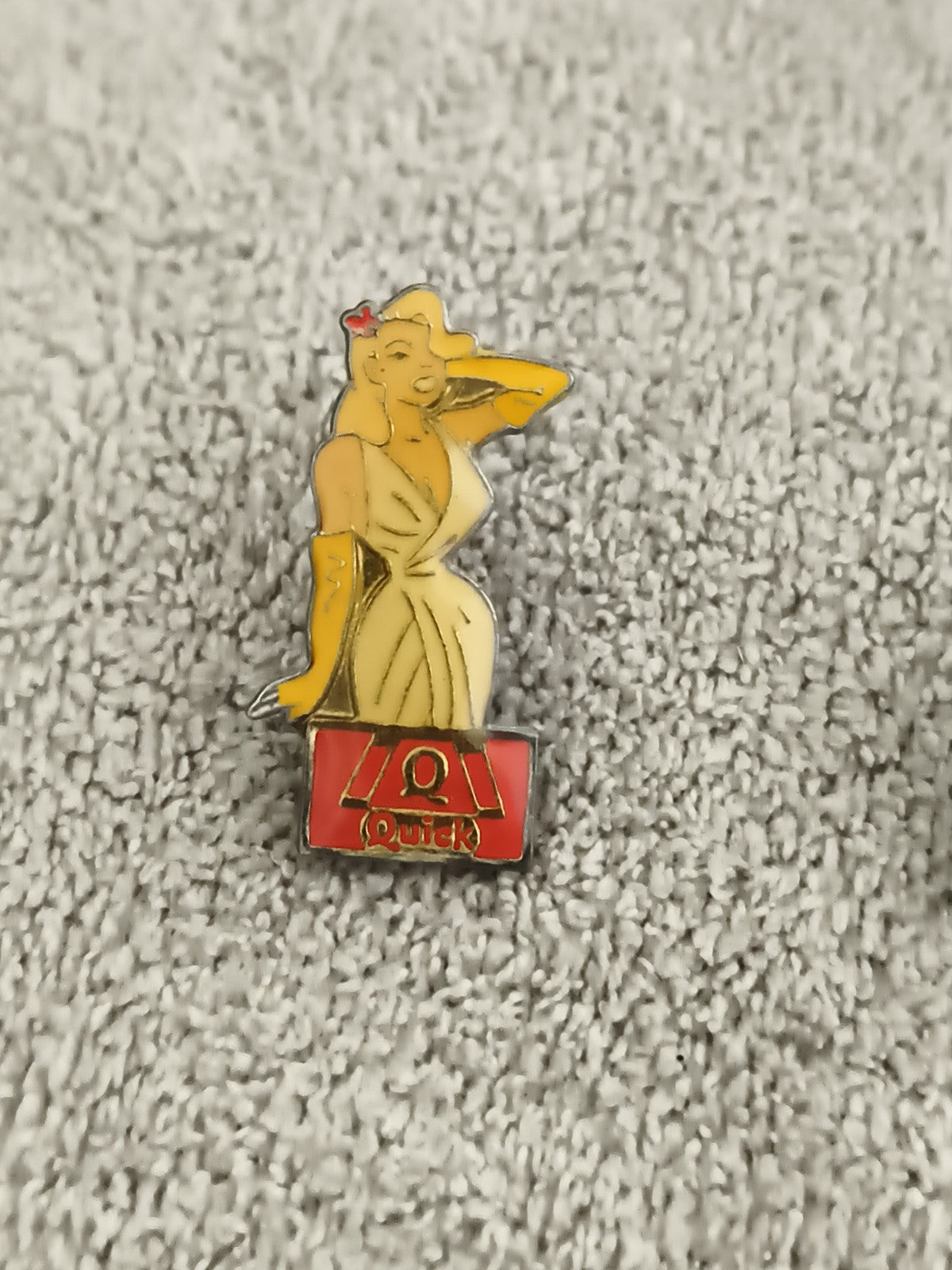 Pin's vintage Quick femme blonde robe blanche logo Omega années 90