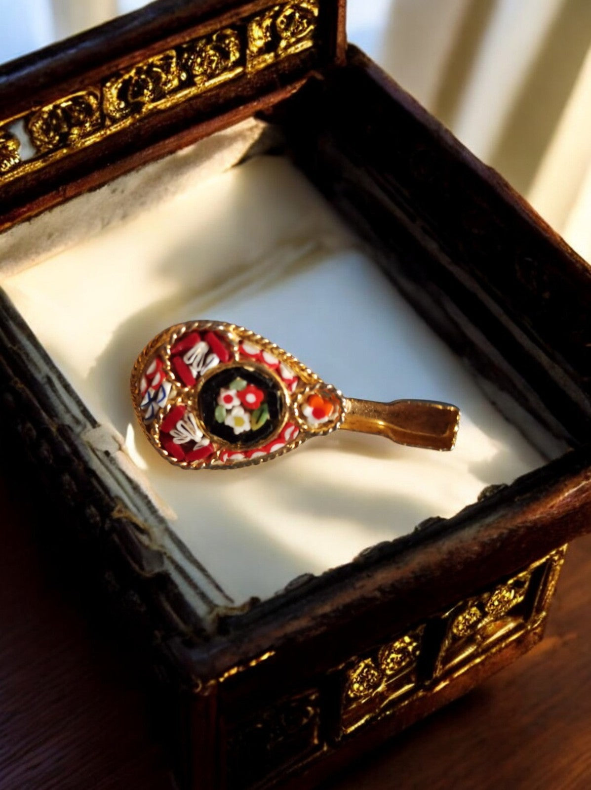 Broche vintage en métal doré mosaïque florale style rétro, bijou fantaisie
