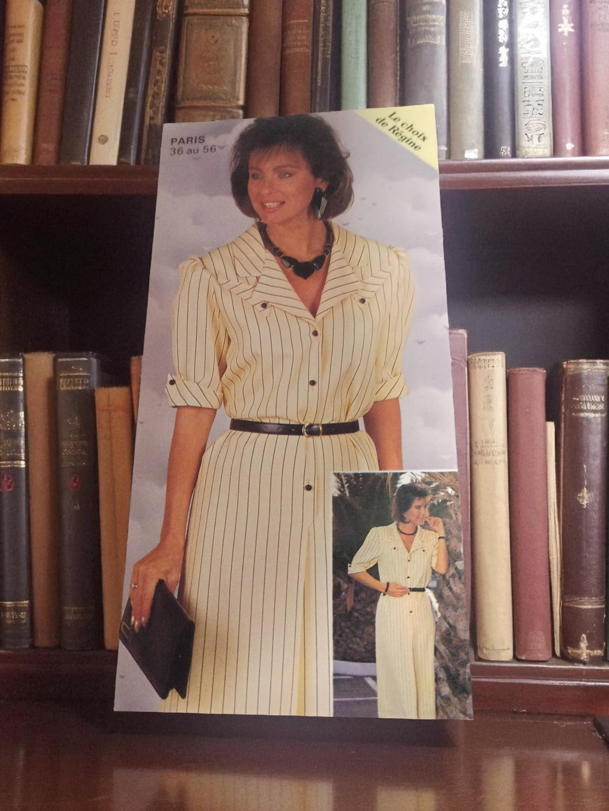 Carte publicitaire mode vintage Paris années 80 robe rayée, rétro déco