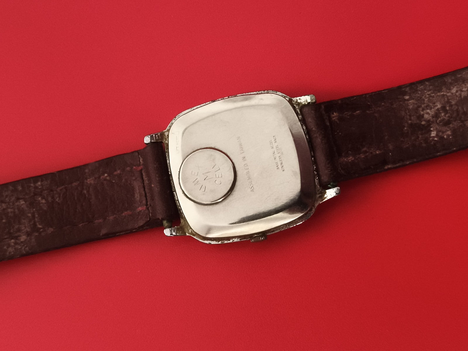 Montre vintage Kelton Quartz cadran blanc, boîtier carré, bracelet brun
