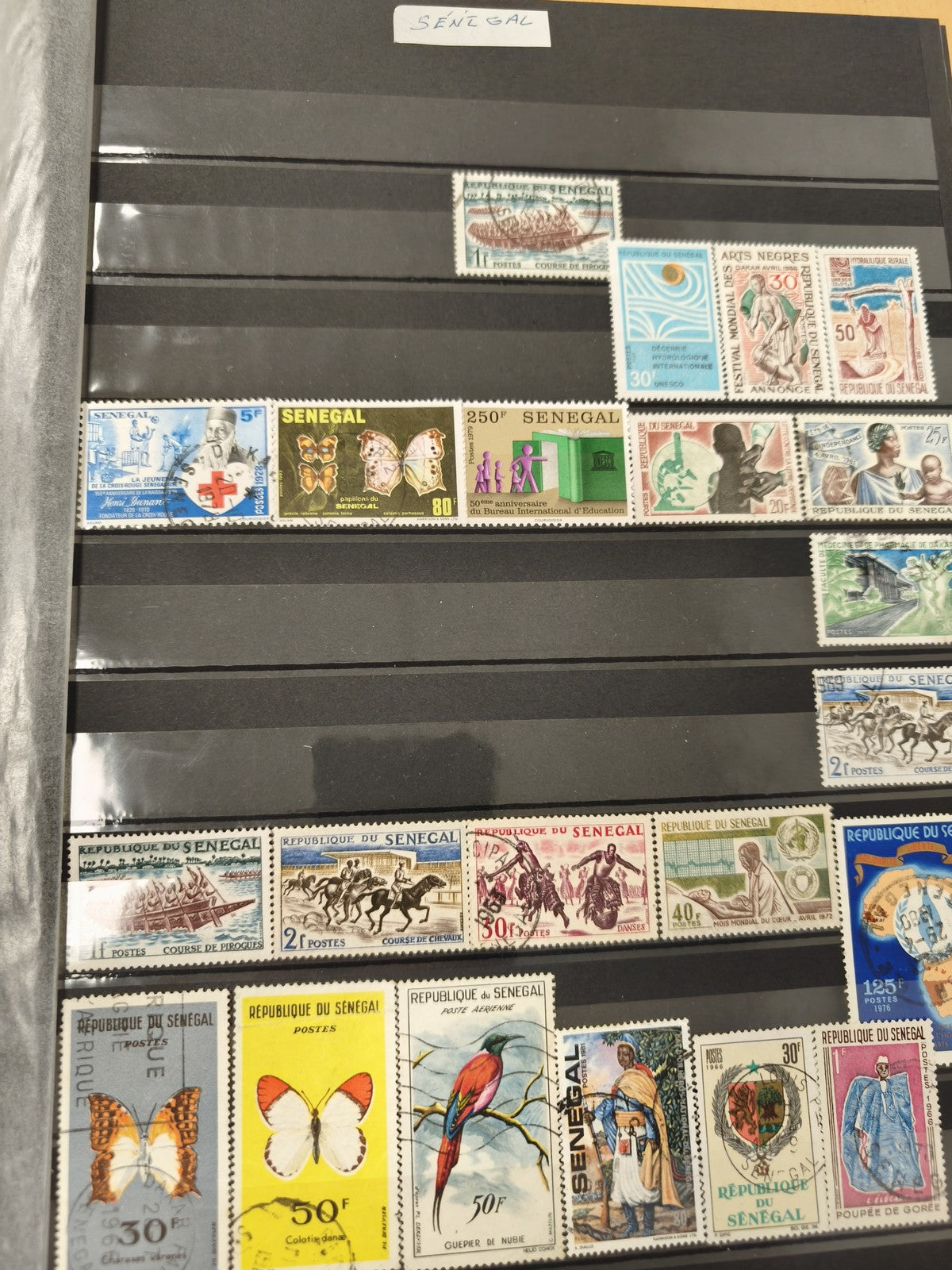 Lot de timbres Sénégal colorés motifs papillons oiseaux personnages d?occasion