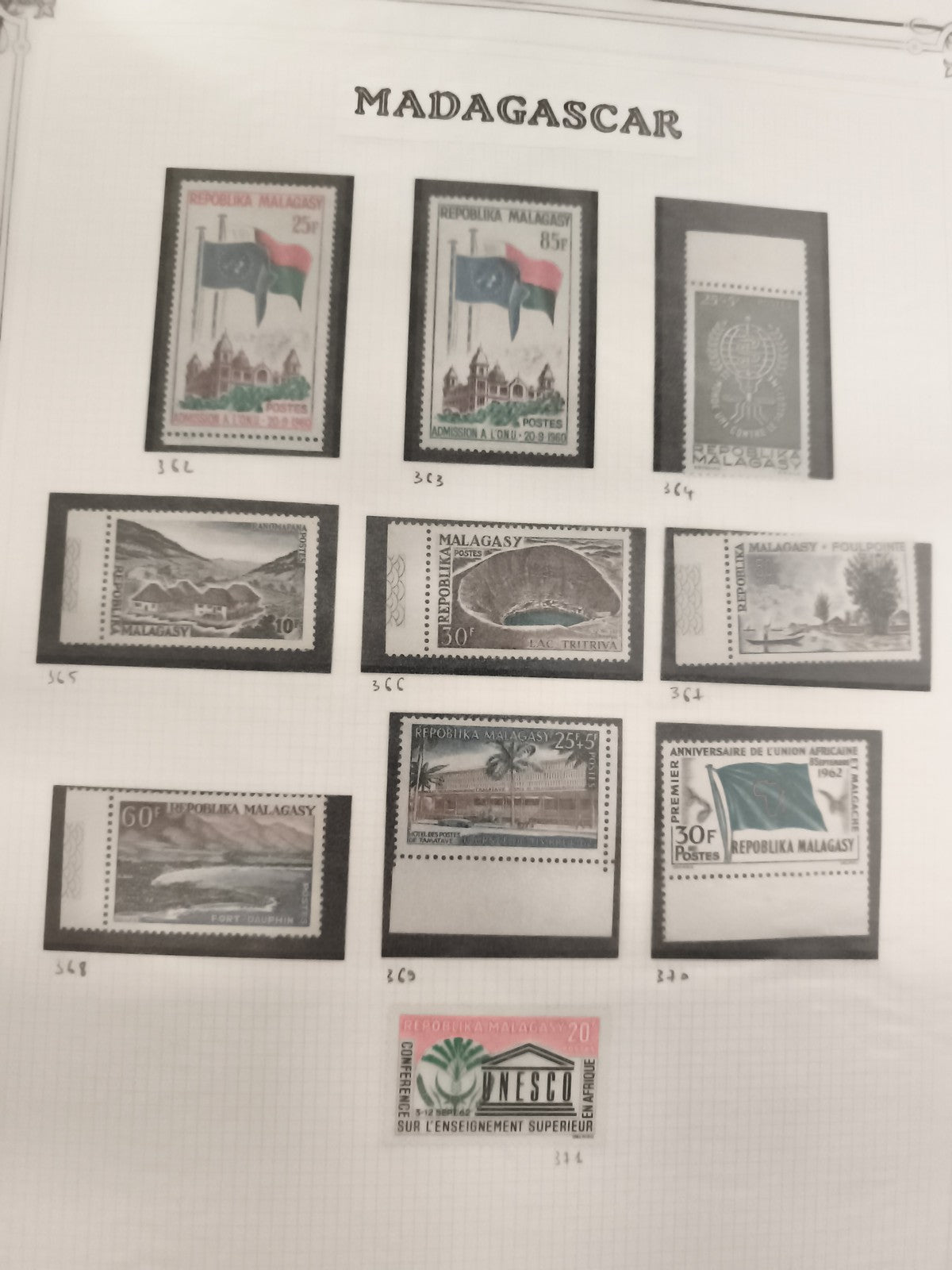 Timbres Madagascar Poste lot thèmes UNESCO paysages drapeaux Afrique