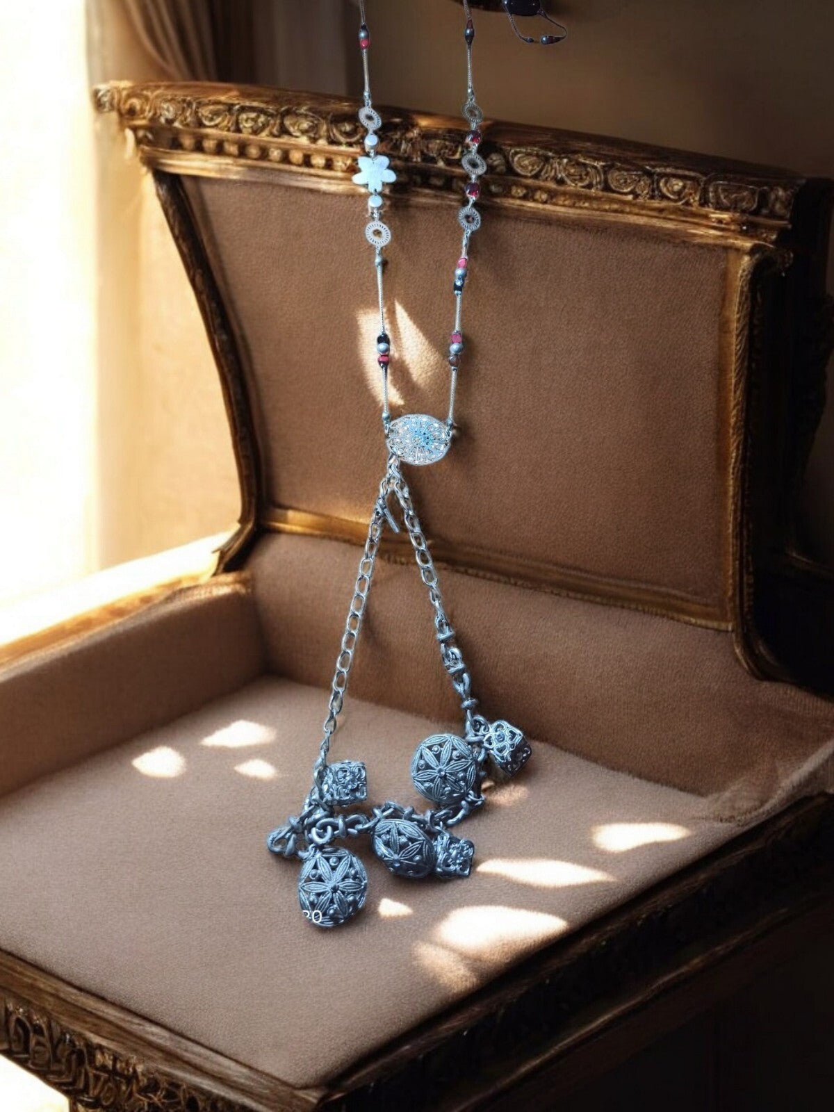 Collier fantaisie vintage métal breloques argentées, perles, style bohème