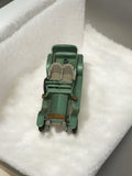 Voiture miniature ancienne vert pastel, rétro vintage, véhicule de collection
