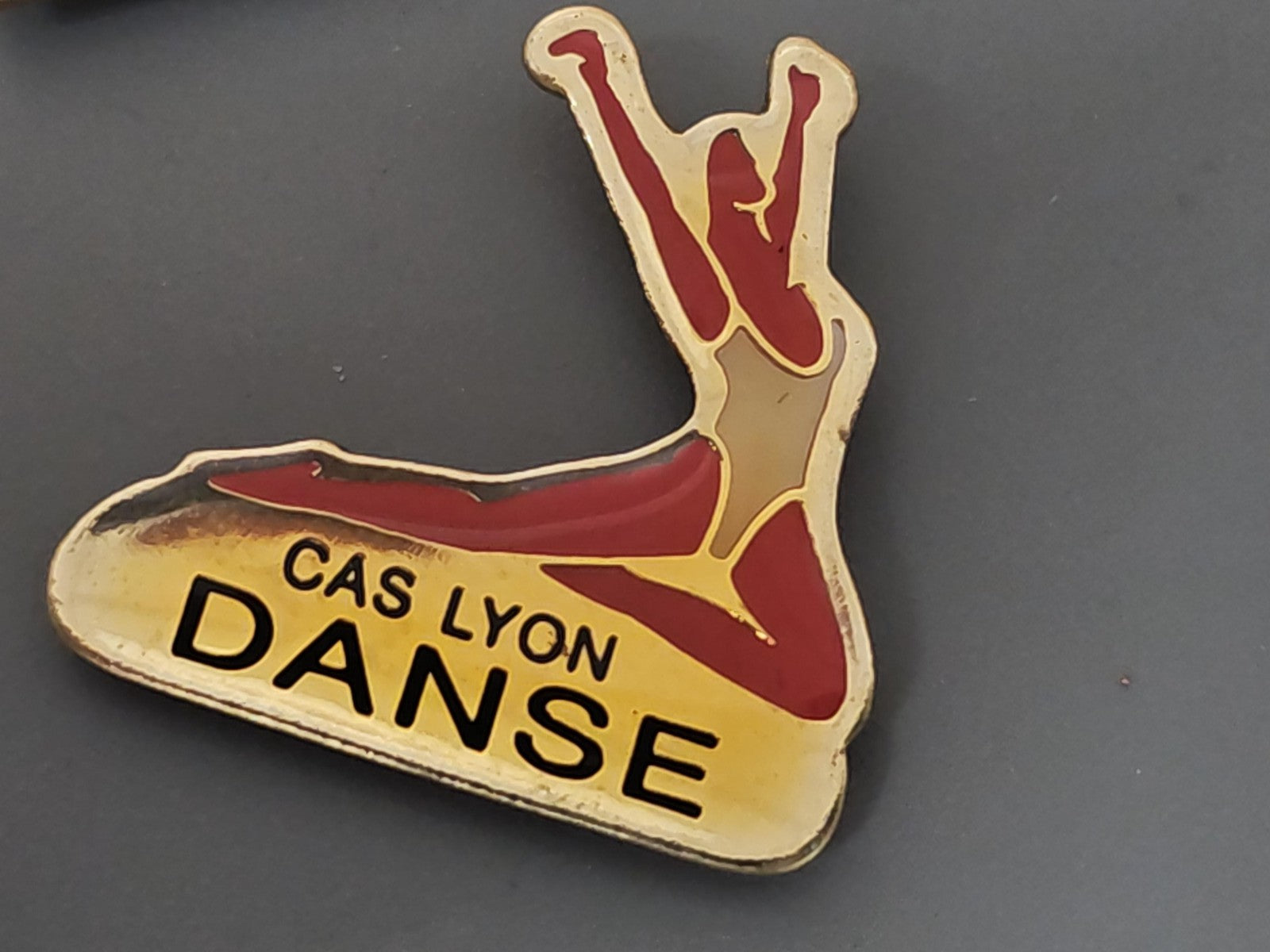 Pin's vintage ancien CAS Lyon danse, badge collection rétro France années 80