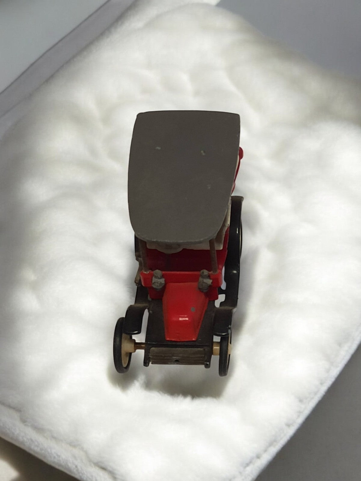 Véhicule miniature ancien, voiture rétro rouge à toit gris, vintage d'occasion