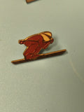 Vintage pin's ski émaillé rouge skieur ancien collection sport d'hiver