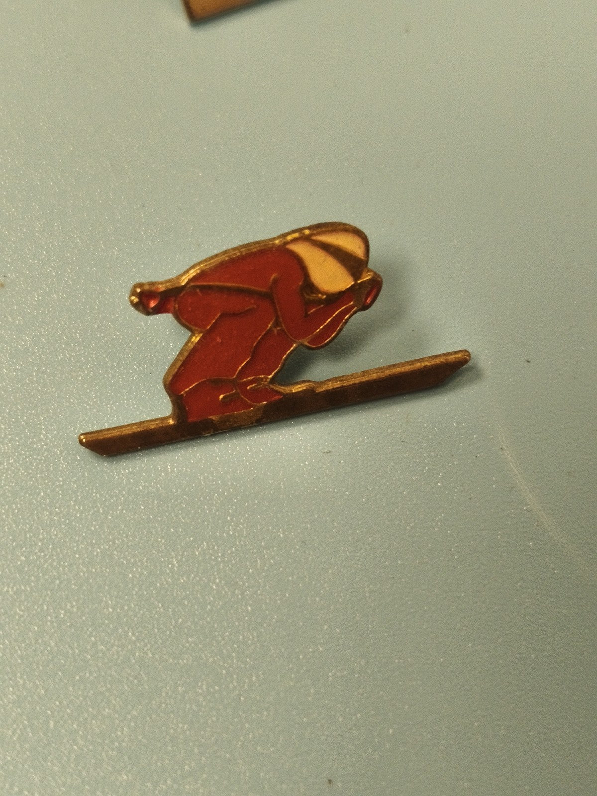 Vintage pin's ski émaillé rouge skieur ancien collection sport d'hiver