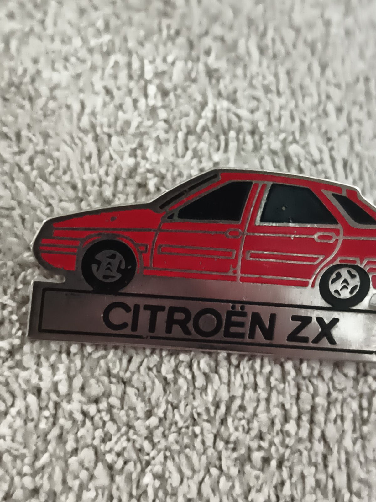 Pin's Citroën ZX vintage rouge, badge auto ancien, broche voiture (Ref 10)