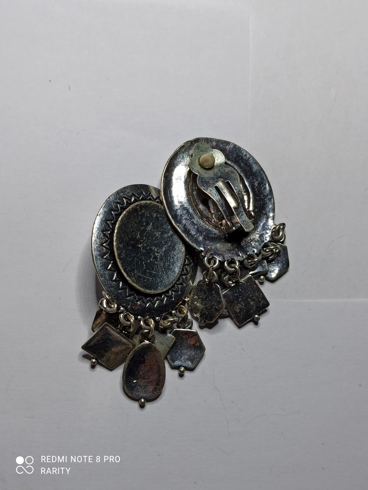 Paire de boucles d’oreilles vintage clips médaillon argenté pendantes fantaisie