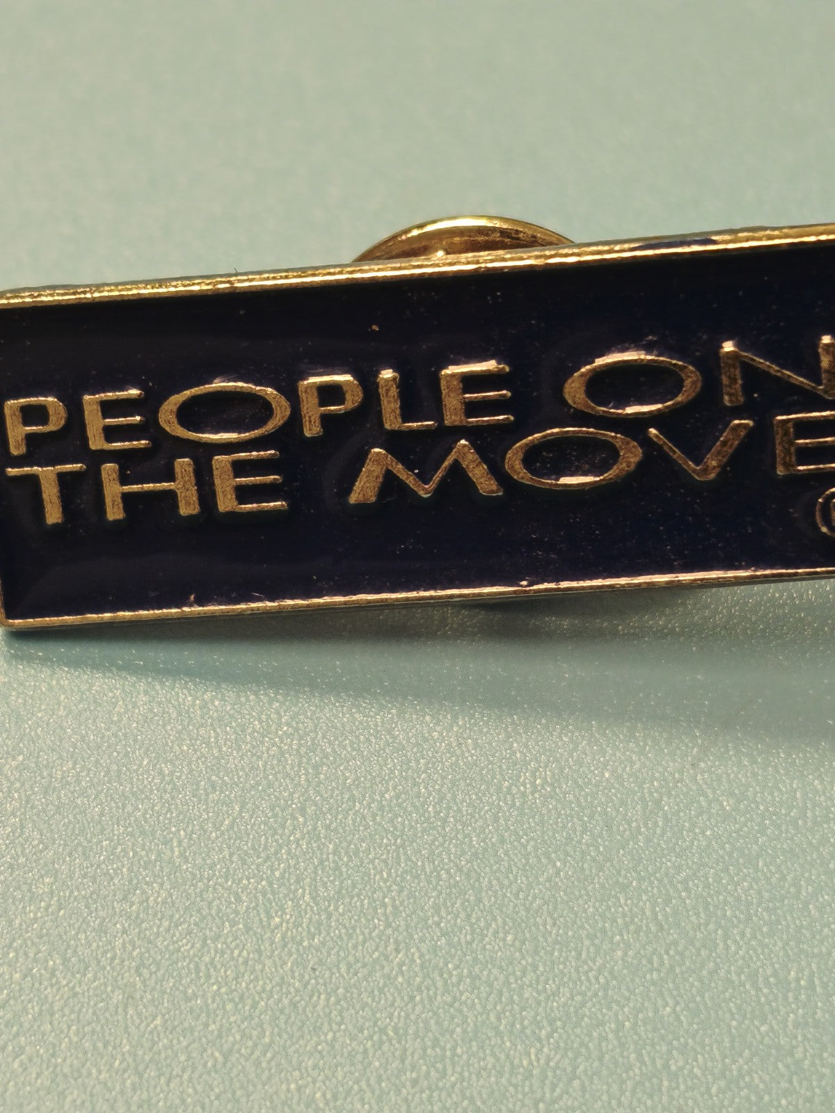 Vintage pin's rectangulaire "People on the Move" bleu doré collection (Ref 12)