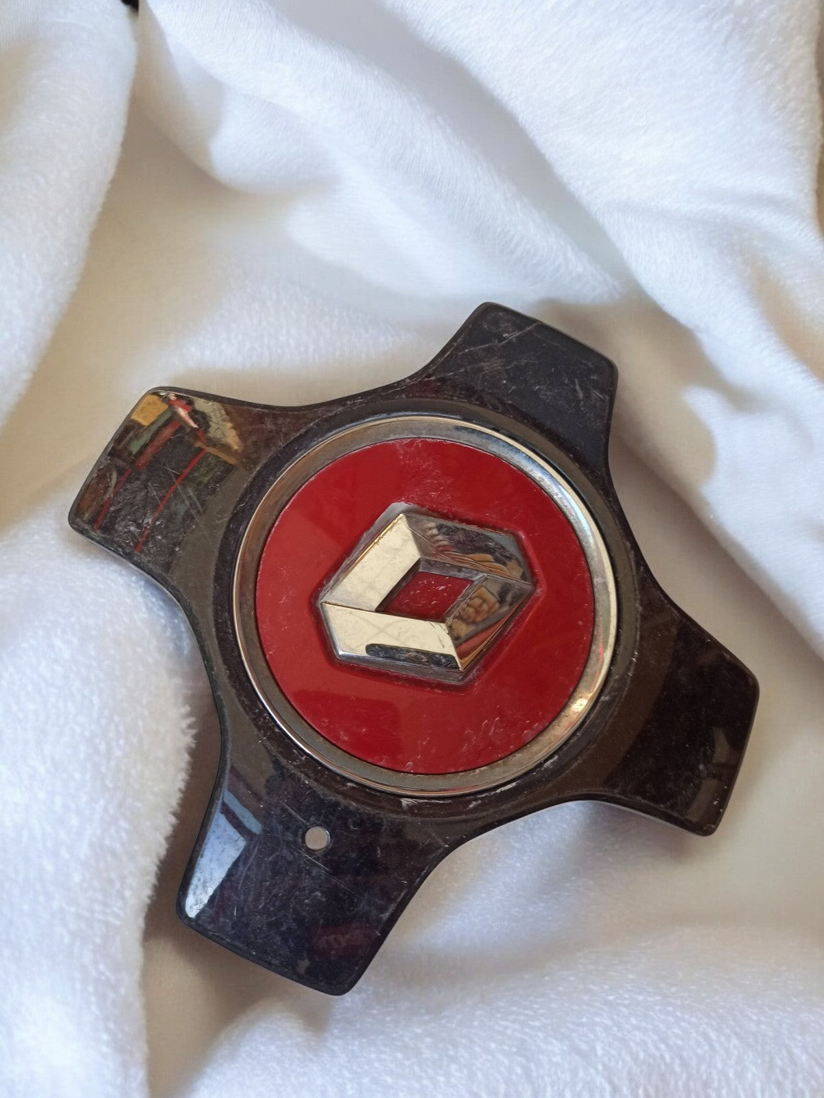 Enjoliveur ancien Renault logo losange rouge rétro, cabochon d'occasion vintage