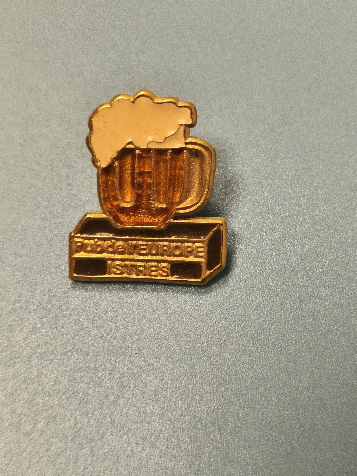 Vintage pin's bière Istres Pub de l'Europe, collection, forme chope mousse
