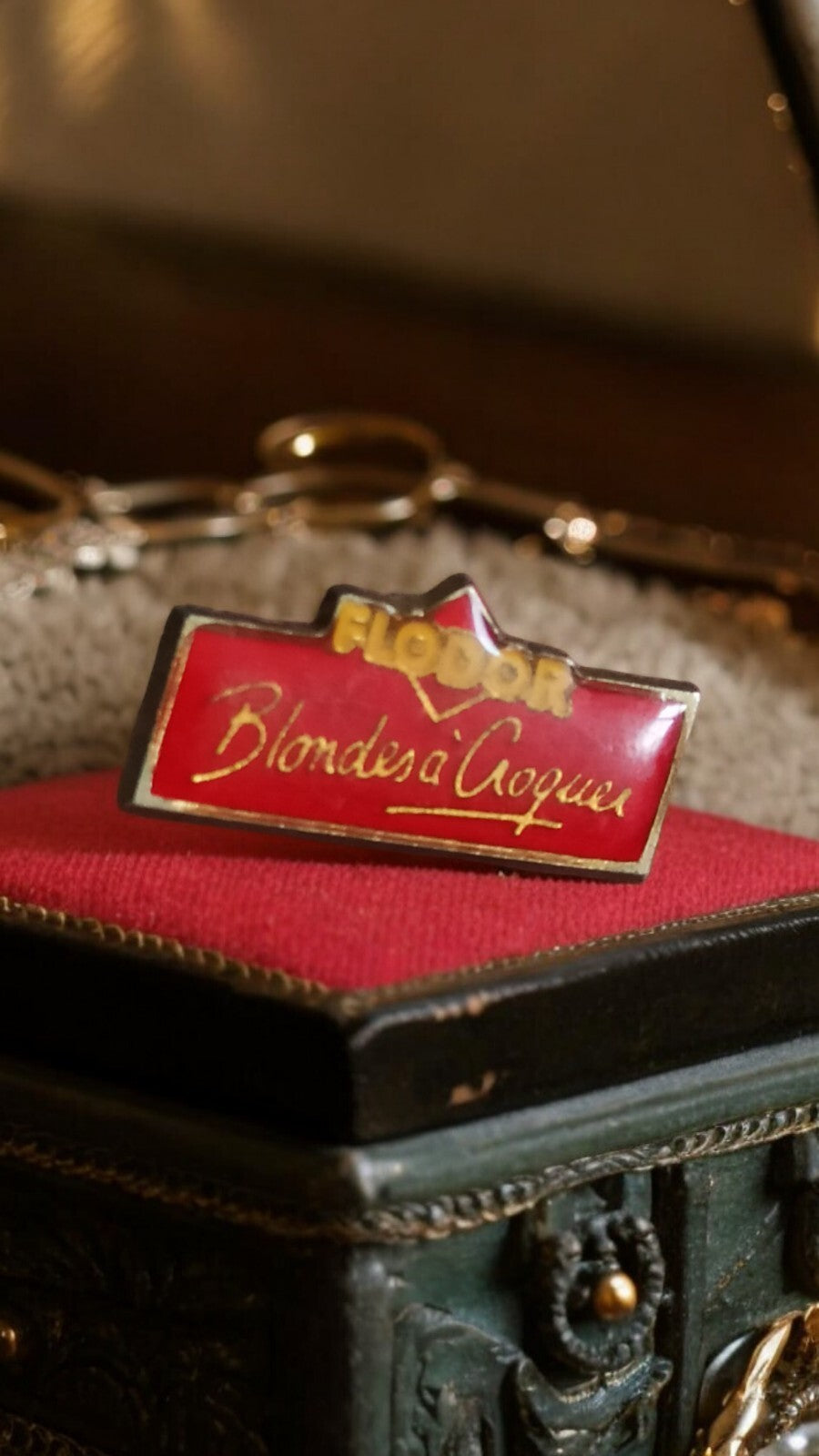 Pin's Flodor vintage rouge doré, badge rétro Blondes à Croquer accessoire