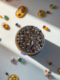Broche vintage argent émaillé, motif floral ajouré, style rétro ancien